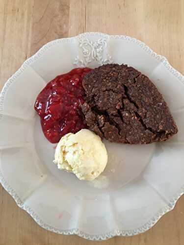 Moelleux au chocolat, glace á la vanille et coulis de framboises