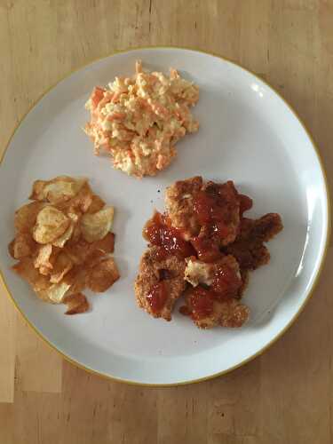 Nuggets de poulet avec des chips, coleslaw et une sauce BBQ