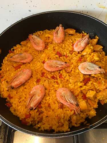 Paella rapide au poulet et crevettes