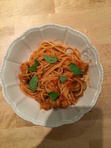 Spaghetti aux saucisses et á la tomate