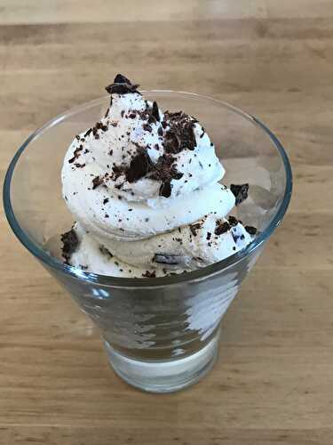 Mousse au chocolat blanc Stracciatella de Cyril Lignac