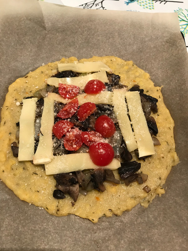 Pizza légére au polenta champignon, tomates et fromage á raclett