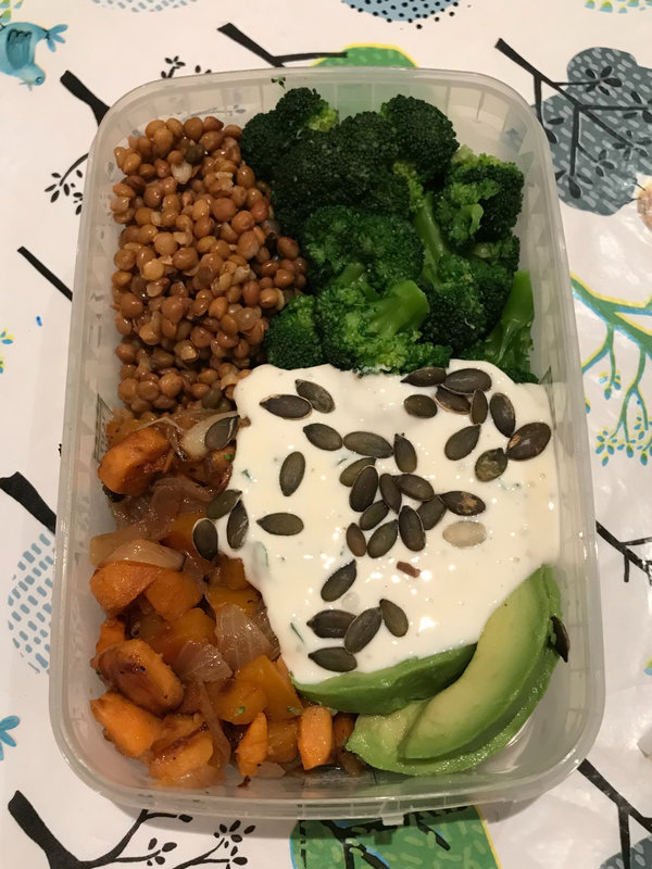 Poke bowl lentilles ,patates douces, avocat et brocoli 