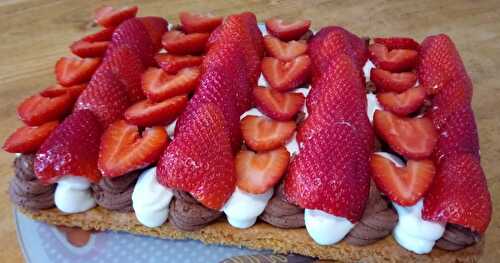 Le biscuit gourmand aux fraises, mousse chocolat mascarpone et chantilly