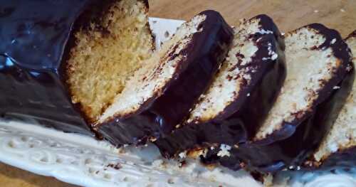 Le cake noix de coco et chocolat