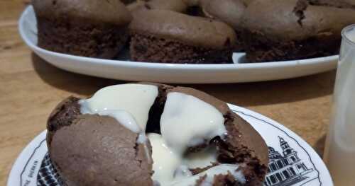 Les petits gâteaux au chocolat cœur fondant et crème anglaise