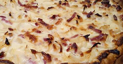 La tarte feuilletée aux oignons et lardons