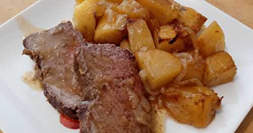 Le rôti de bœuf et pommes de terre au four