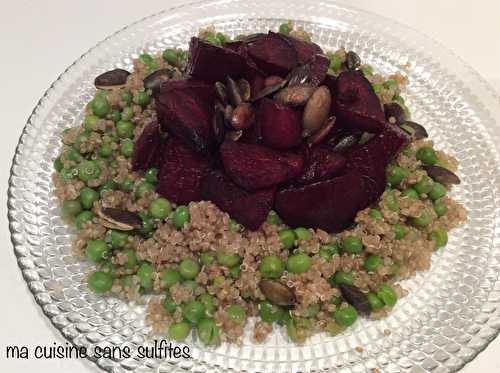 Assiette végane au quinoa, betterave, petits pois et graines de courge