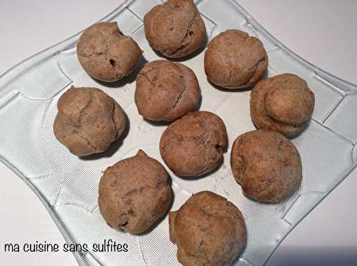 Bouchées apéritives: choux pâtissiers salés sans gluten fourrés mozzarella et tomates séchées