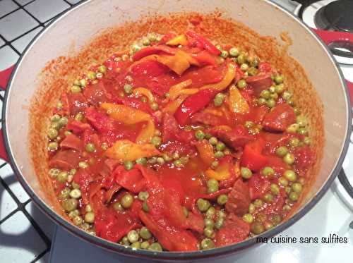 Chorizo, petits pois et poivrons en sauce tomate
