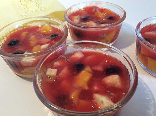 Fruits frais en gelée de fraise à la menthe