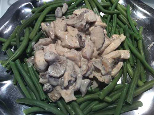 Lamelles de poulet et champignons en sauce cumin  (et haricots verts en accompagnement)