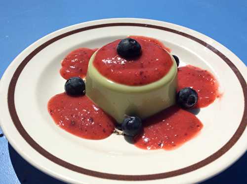 Panna cotta vegan avec coulis de  fraises et dattes (sans sucre ajouté)