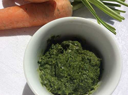 Pesto aux fanes de carottes, basilic… et farine de souchet