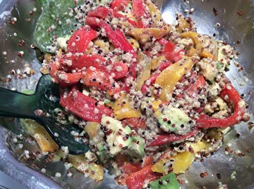 Salade de poivrons, avocat et quinoa en sauce vinaigrette aux graines de courge (sans sulfites!)