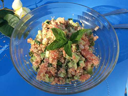 Salade de quinoa, concombre, pamplemousse et saumon à la menthe