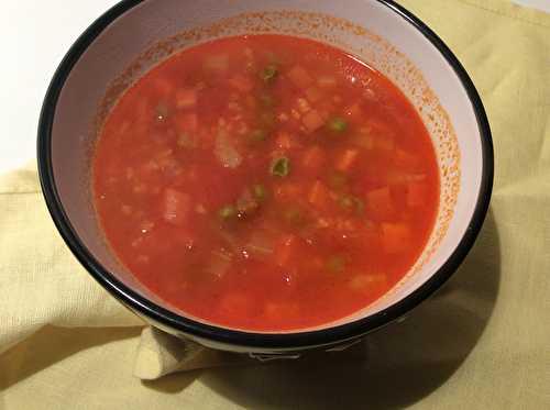 Soupe à la tomate, céleri, carotte, petits pois et millet