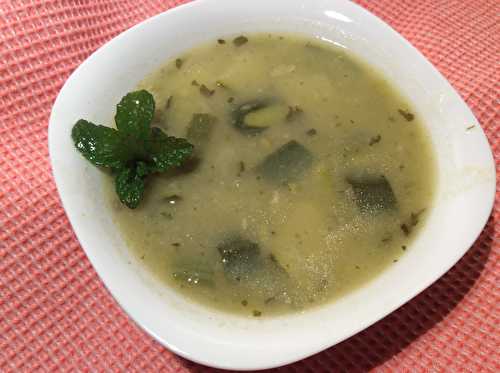 SOUPE DE POIS CASSÉS ET COURGETTES À LA MENTHE