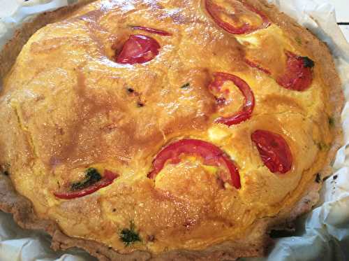 Tarte salée (style quiche) au pesto de fanes de carottes et aux tomates