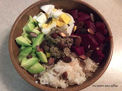 « Veggie bowl » betterave, riz, avocat, œuf dur et sauce graines de courge