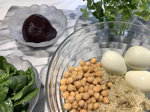 Salade de pois chiches, betteraves, quinoa, et œufs durs