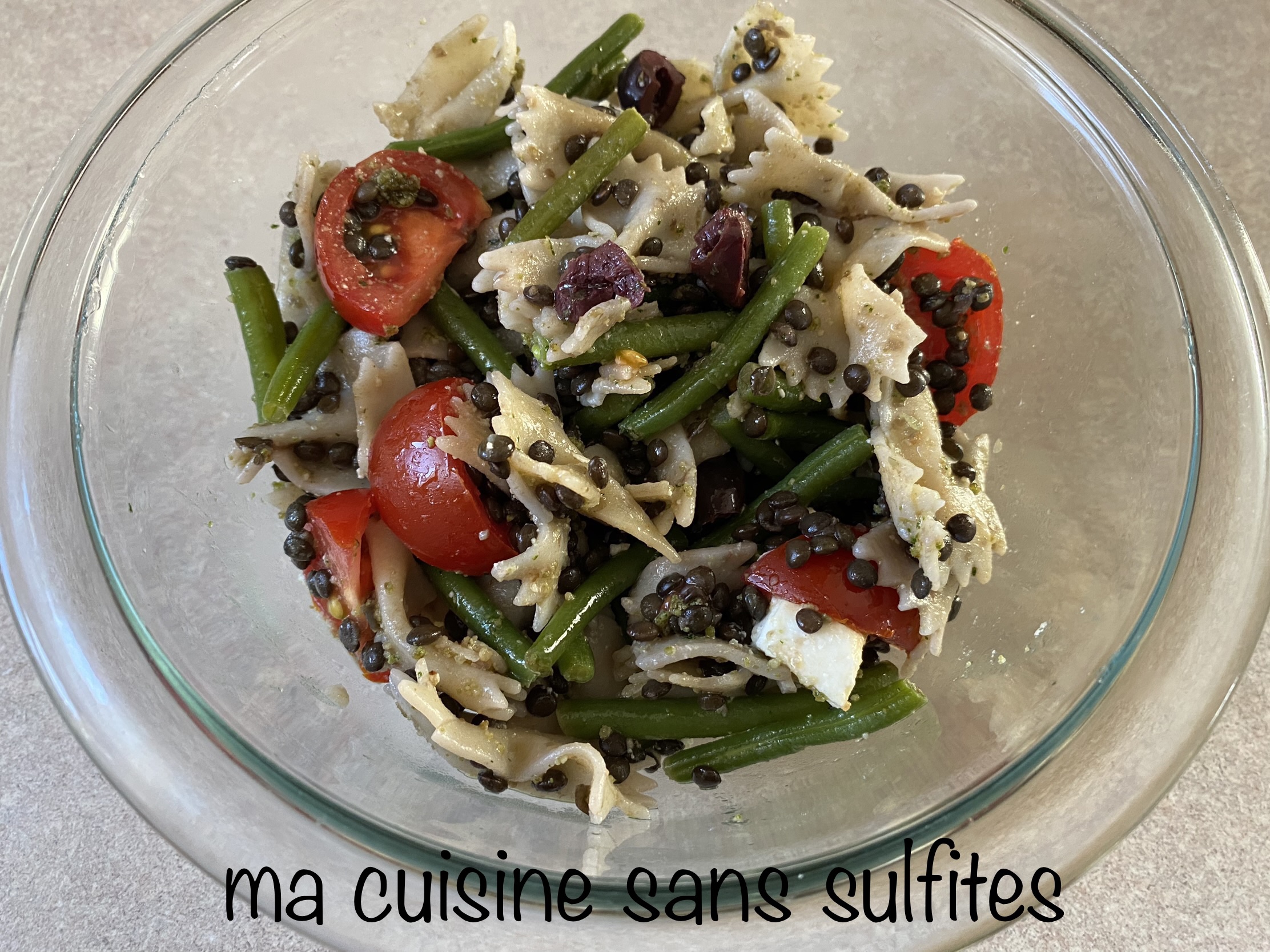 Salade estivale: lentilles, pâtes, haricots verts, tomates, olives, pesto et feta