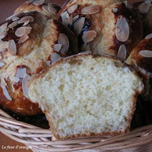 Petites brioches à la fleur d’oranger toute moelleuses ! ça vous tente ?