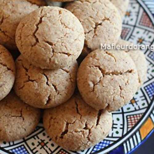 Petits gâteaux bien fondants aux cacahuètes et sésame