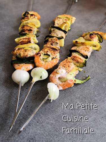 Brochettes de saumon, crevettes, courgette