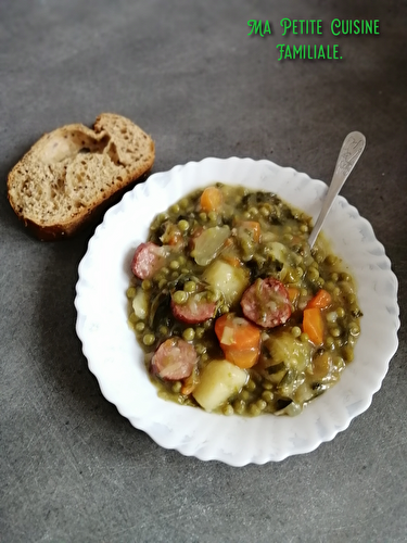 Ragoût de légumes, salade, pommes de terre, carottes, oignon, petits pois et saucisses de Montbéliard.