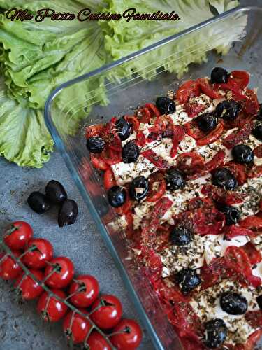 Fêta rôtie aux tomates, poivrons marinés et olives noires