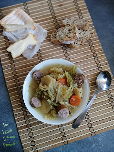 Soupe au chou vert frisé et aux saucisses