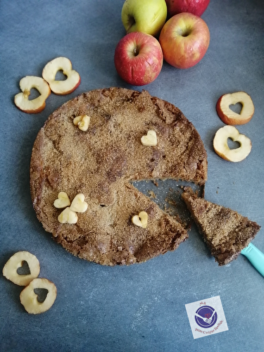 Gâteau au yaourt avec beaucoup de pommes sous une croûte croustillante