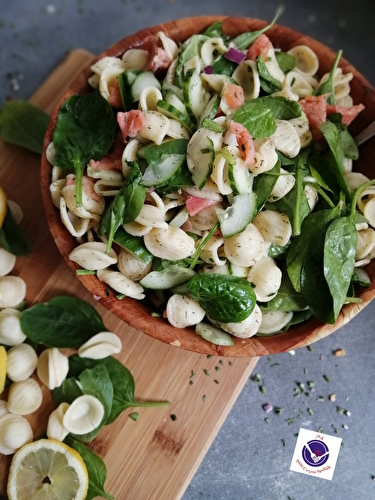 Salade de pâtes, truite fumée, épinards, concombre