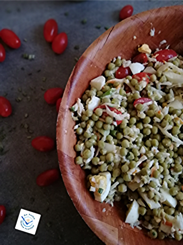 Salade de petits pois, œufs, miettes de surimi et tomates