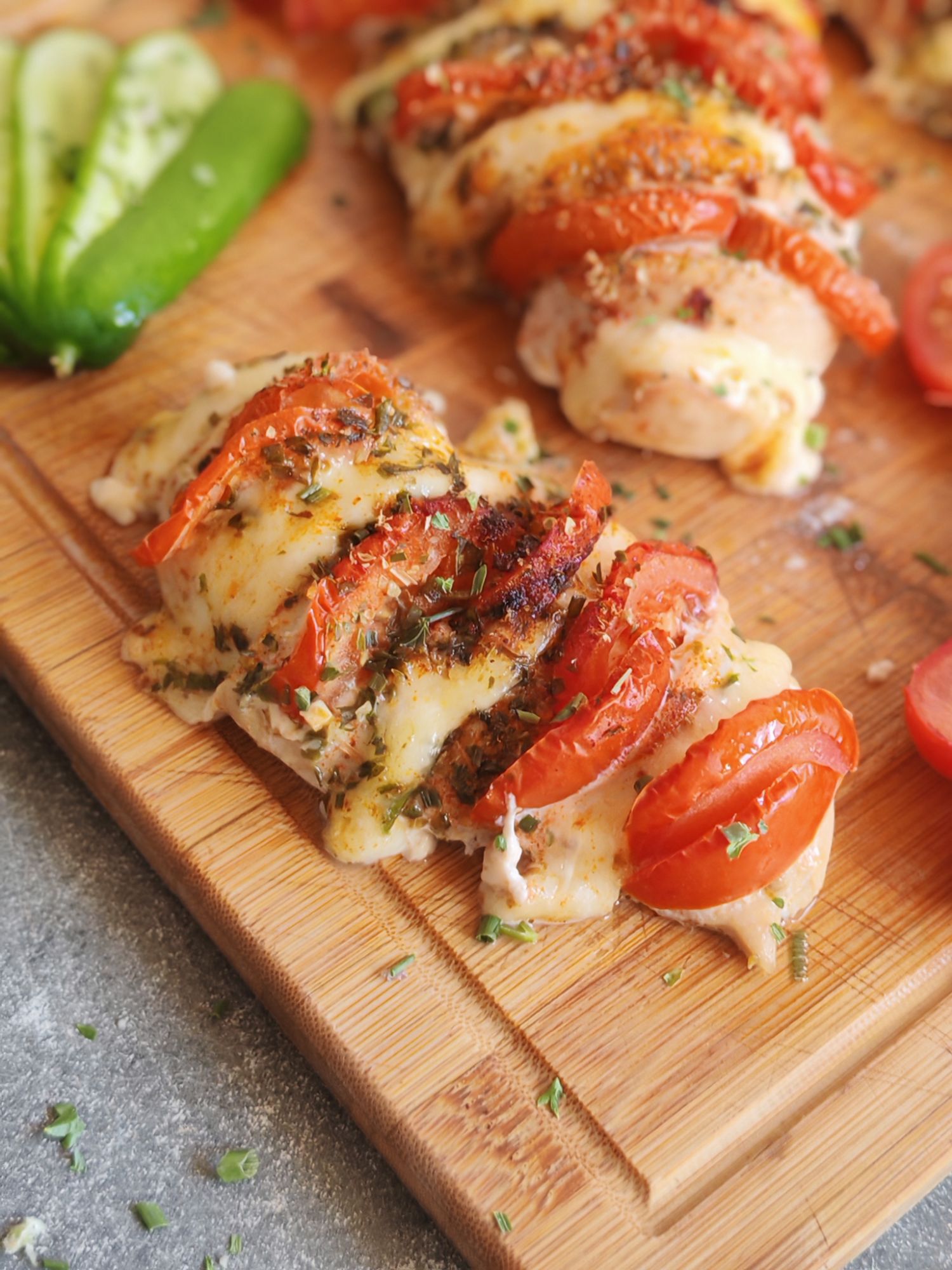 Délicieux poulet aux tomates, gratiné mozzarella