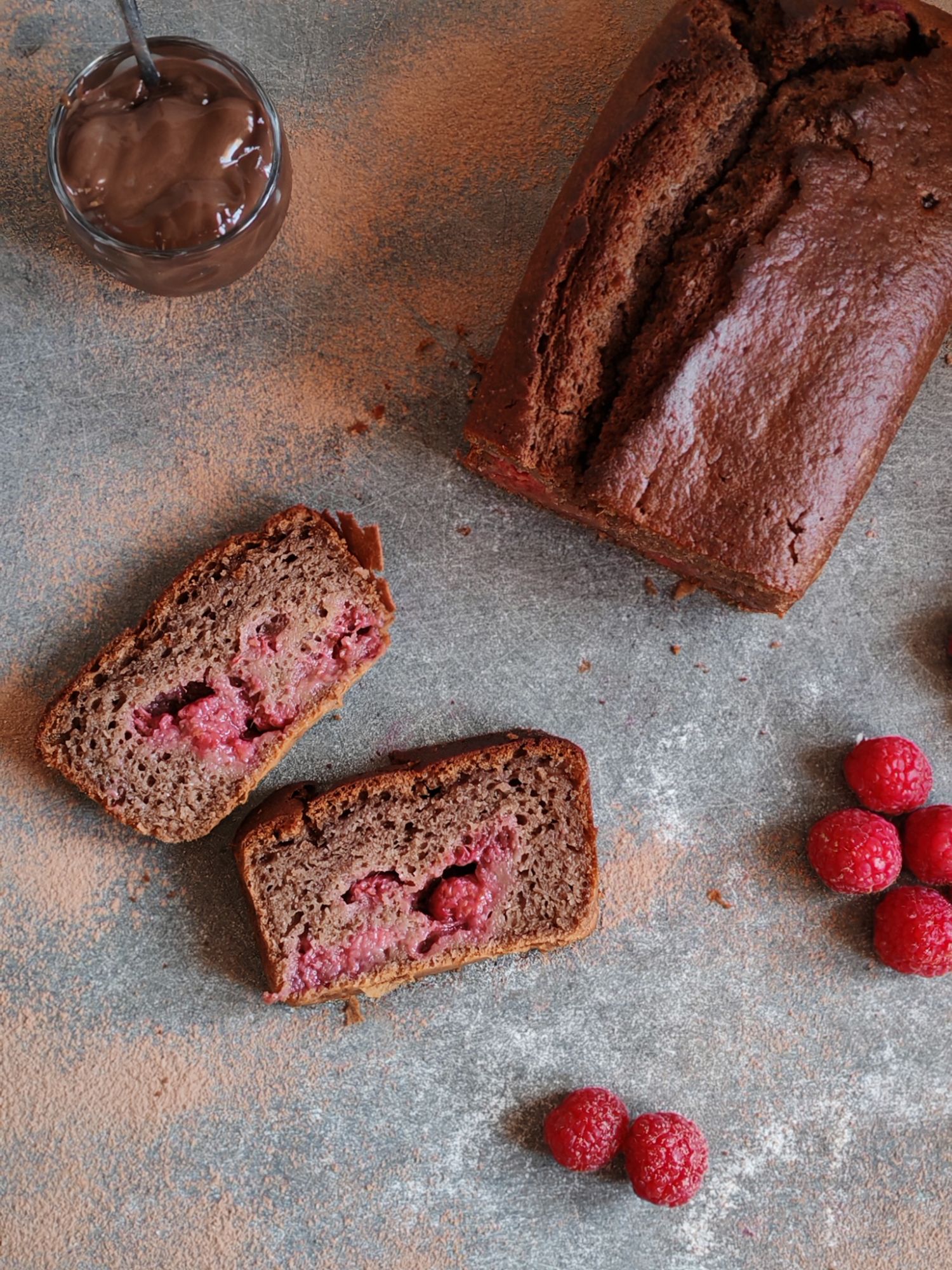 Le bonheur se cache dans un cake fait maison : Danette chocolat et framboises
