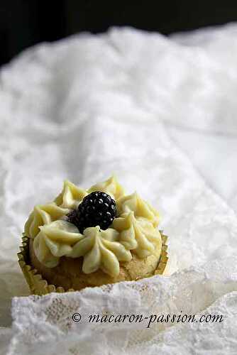 Cupcakes mûre, chocolat blanc et tofu soyeux