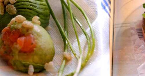 Boules d'avocat farcies au tartare de saumon croustillant