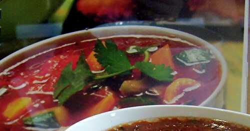 Gaspacho aux tomates fumées sur planche