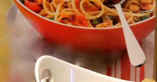 Spaghettis à la pancetta, aux tomates et au basilic