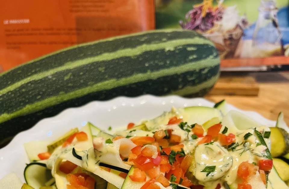 Salade de courgettes en tagliatelles, dijonnaise à l'aneth et aux pickles