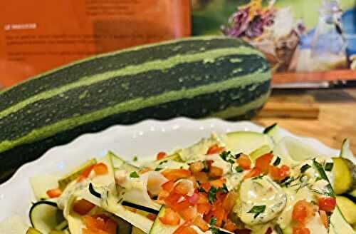 Salade de courgettes en tagliatelles, dijonnaise à l'aneth et aux pickles