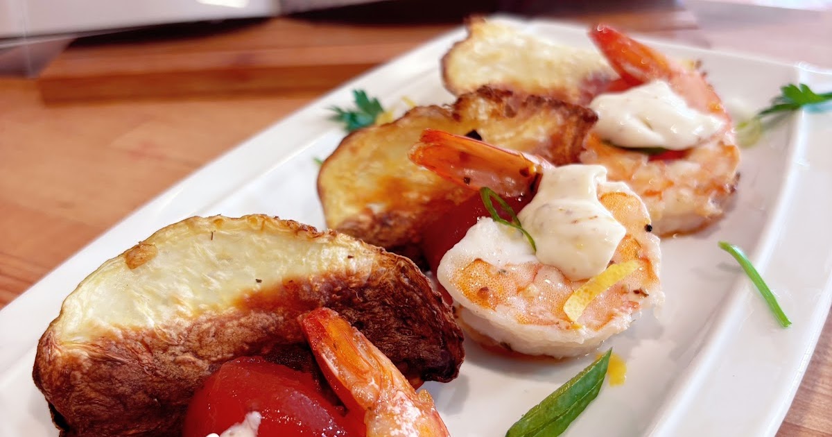 Crevettes pochées, gelée de bloody et chips de céleri rave 