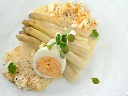 Asperges blanches , œufs durs , sauce mousseline