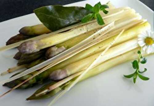 Bouquet d’asperges , sauce mousseline.