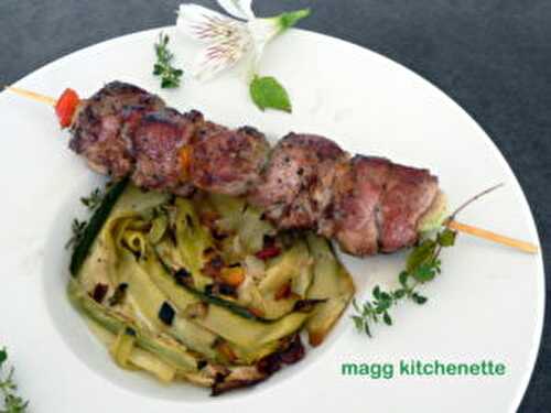 Brochette d’agneau aux épices sur son tapis de courgettes.