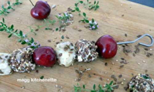 Brochettes au fromage de chèvre et cerises .