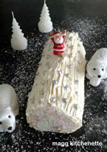 Buche au mascarpone en robe blanche parfumée à la fraise .